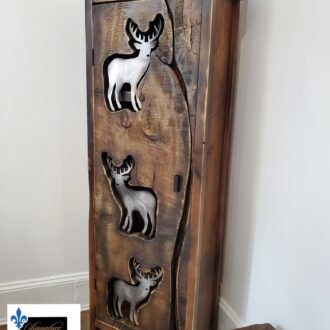 Armoire de chasse et ses 3 chevreuils