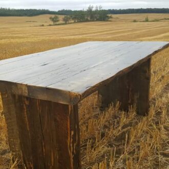 Table La Coureuse Des Bois version 2 pattes large en bois équarris à la hache.