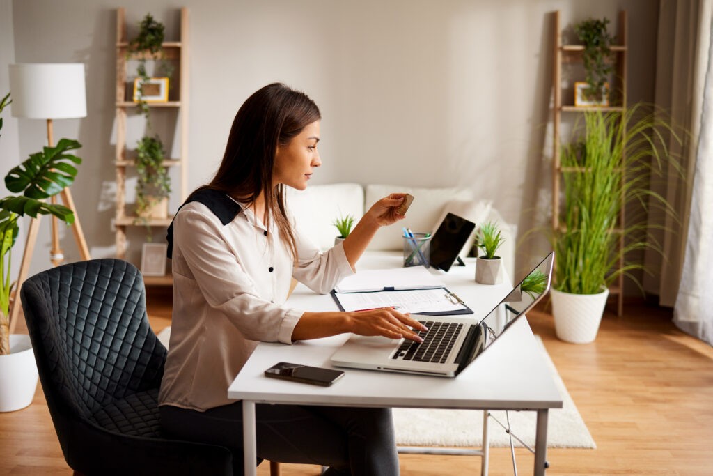 Créer un Bureau à Domicile: Choisir le Mobilier et la Décoration Parfaite